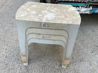  7 اربع طاولات بنية بلاستيك 2 بحالة ممتازة و2 يوجد كسر بسيط 11 كرس بني 4 كرسي سكني مع 4 طرابيزات  بحالة