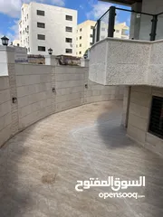  15 ارضية مع ترس في طريق المطار قرب كلية لومينوس بتشطيب فندقي