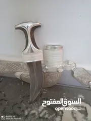  2 خنجرقرن زراف هندي صافي علىيها نصله ممتازه وحزام فضه