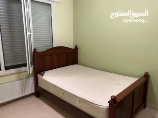  1 تخت مفرد ونص بحالة ممتازة