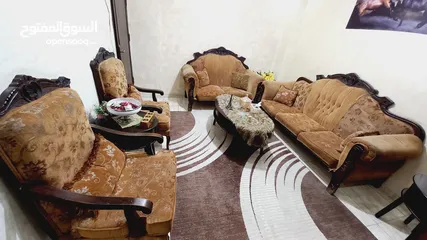  4 كنب مكون من سبع مقاعد