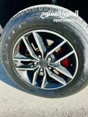  5 جراند شوروكي 2016 محرك بنزين بقوه 3600cc جير اوتوماتيكي مكون من 8 سرعات نظام دفع رباعي امريكي مميز