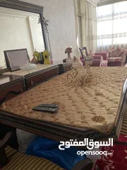  3 طاولة سفرة ملوكية مع 6 كراسي بحالة الوكالة للبيع بداعي الرحيل ، الطاولة كثير نظيفة و استخدام خفيف