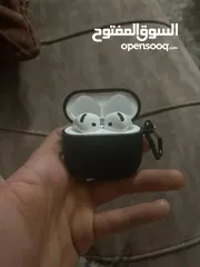  1 سماعة ايربودز 4