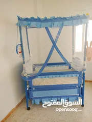  1 تخت ازرق للبيع جديد لم يستخدم للبيع مع فرشته تفصيل نوعيه ممتازة سبب البيع أنه بدي اجيب واحد زهر