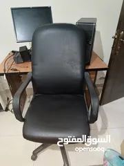  1 كرسي جلد لون اسود ومكتب للبيع