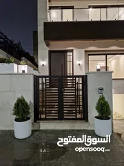  18 شقة طابق ارضي مميزة للبيع بمساحة 196 م بنظام شبه ڤيلا ،ثلاث مداخل مع ترسات واسعة وتشطيبات راقية .