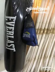  1 بوكسنج شبه جديد boxing مع gloves غير مستخدم