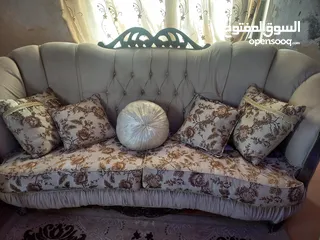  1 قعده ضيوف  تتكون من ثلاثيه  وثنائيه ومفردتين   زائد طاوله وسط   وسجاده