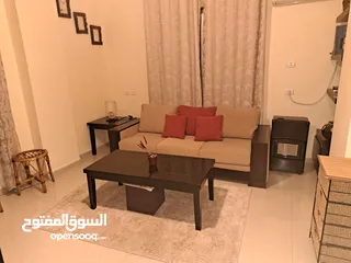  1 طاولة وسط + كنباية ثلاث مقاعد + تربيزة كبيرة كله فخم وجديد