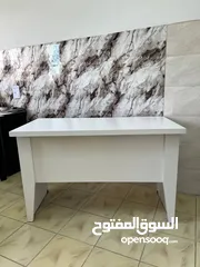  1 مكتب موظف/طلاب عملي بتصميم أنيق – 2 جوارير ع قفل يتميز بتصميم عصري ولون ابيض  جذاب يضيف لمسة احترافي