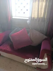  4 طقم كنب 8 مقاعد بحاله جيده مع البرادي مع طاوله لون ابيض وطاوله رخام بالإضافة إلى ديكور شاشه