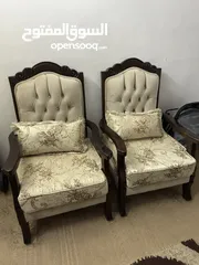  3 طقم كنب غرفة ضيوف 9 مقاعد + طقم طاولات خشب ثقيل استخدام قليل جداً بحال الوكالة للبيع
