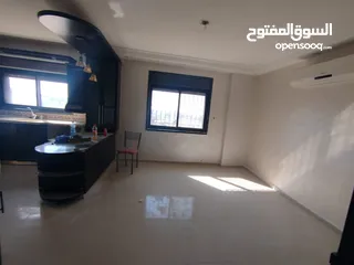  8 للايجار شقه مقابل المقاطعه في الارسال قرب جامعة القدس