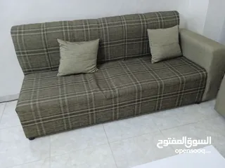  1 طقم كنب تفصيل بحالة الوكالة مع 2 طاولات و شاشة