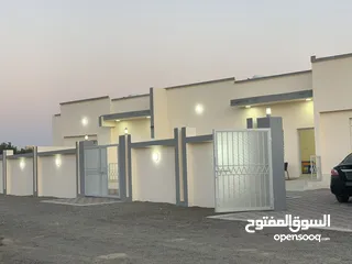  1 صحار غرفتين وصاله شبه جديده قريبه من ميناء ومطار صحار والبحر والشارع
