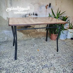  2 طاولة وجه خشب وقاعدة  حديد حجم 115 ب75 ارتفاع 75 بسعر 8 دنانير  عنوان عمان الهاشمي الشمالي