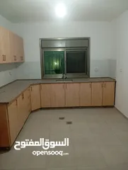  2 شقة في بيتونيا خلف الكلية العصرية اسكان العمارة  مكونه من 3 شقق وحمامين وصالة وصالون وبرندة