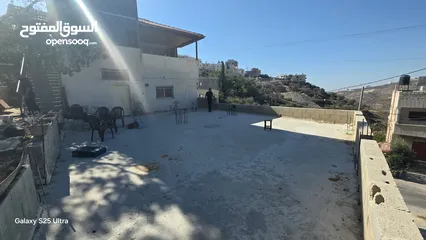  4 يتوفر لدينا شقة مع سطح مع جنانه للبيع اول قرية تل قبل المجلس القروي
