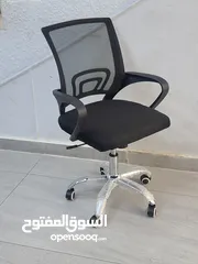  1 كرسي مكتبي شبك متحرك بتصميم انسيابي مريح مناسب لكل مكتب او شركة والعرض لفترة محدودة