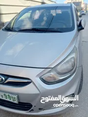  1 هونداي اكسنت للبيع  بحاله ممتازه شصيات الف مطور الف السياره مكسور عليها سنه ترخيص امكانية البدل ع كا
