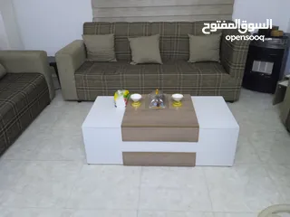  6 طقم كنب تفصيل بحالة الوكالة مع 2 طاولات و شاشة