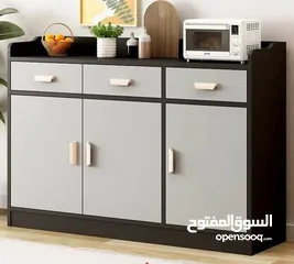  4 خزانة بتصميم راقٍ يجمع بين العملية والجمال، بلون رمادي أنيق ولمسات سوداء، مع مقابض ذهبية تضيف فخام