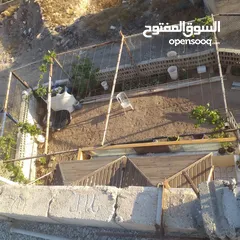  15 بيت طابقين ومخازن بابين في إربد قرية حبكا
