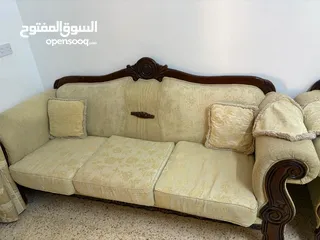  1 طقم كنب للبيع  مع كرسسين زان مع طاوله داءريه