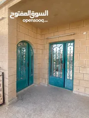  3 منزل مستقل طابقين مع ارض وحديقة مساحة الارض 1000 متر مربع . للتواصل واتساب : +905364503647