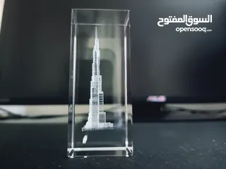  9 مجسم برج خليفة منحوت بالليزر داخل مكعب زجاجي 3D