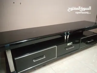  5 طاولة ديكور للشاشة لون اسود لامعة راقية ومتينة مستعمله بحالة الوكالة بسعر مناسب للبيع