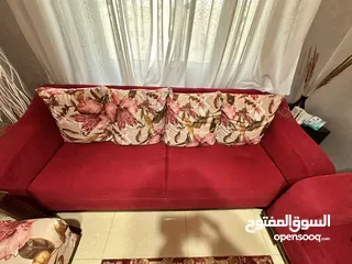  2 طقم كنب استعمال خفيف بحاله جيده كنبه مفرده بحاجه للتنضيف فقط