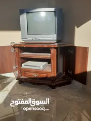  3 تلفزيون وطاوله للبيع