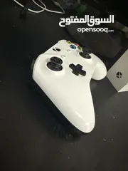  6 Xbox one s  مستعمل مع يد تحكم لا يوجد التوصيل الا لاماكن قريبة +مستعملة +اسلاكها
