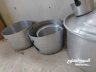  4 للمناسبات العائلية الكبيرة و للمناسف عده كاملة بحالة ممتازة لم تستخدم سوا مره واحده