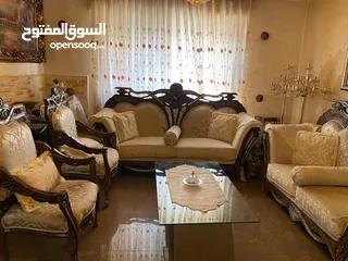  4 طقم كنب مع طاولة سفرة و 2 بوفيه