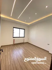  24 شقة مميزة اخير مع روف في اجمل مناطق قرية النخيل اجمل تشطيب واطلالة رائعة 240 داخلي و 90 تراس خارجي
