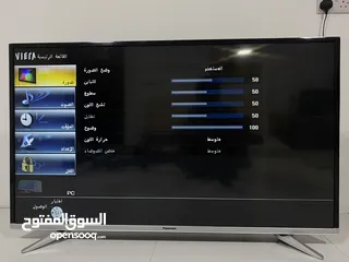  1 هذا التلفاز من نوع Panasonic موديل TH-49D310M، حجمه 49 بوصة.