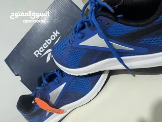  1 حذاء رياضي أزرق من Reebok، خفيف، بتهوية جيدة ونعل مريح بتقنية Memory Tech.