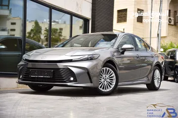  1 تويوتا كامري هايبرد رمادي 2025 Toyota Camry Hybrid HEV