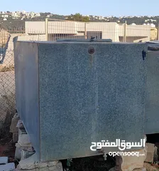  1 خزانين مي حديد واحد مترين حديد قديم ثقيل جدا ونظيف جدا وخزان حديد متر بحاجه للحام