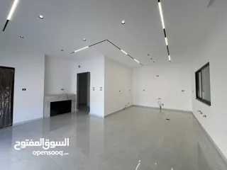  16 فرصة مميزة  أرضي مع حديقة وكراج – مساحات داخلية وخارجية واسعة.