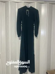  1 فستان زيتي للمحجبات – فيونكة جانبية بخرز فضي (قماش شبيه بالساتان)