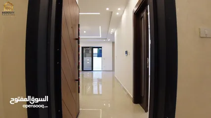  1 شقة بسعر مغري شارع المطار حي النخيل طابق ثالث مع روف دوبلكس  مساحة 225 م وترس خارجي 90 متر