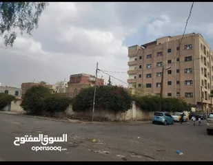  1 فله للبيع 19.5 لبن دور واحد على شارعين واجهه كبيره وموقع في وسط العاصمه صنعاء ش الزبيري حي المحروقات