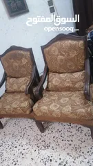  2 طقم كنب خشب ممتاز ولا يوجد فيه كسر ابدا وفرش جيد
