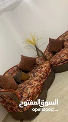  1 طقم كنب خشب زان مرتب للبيع بداعي السفر  بتكون من كرسيين وكنب عدد2مقعدين ب مقعدين واريكا