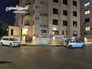  27 شقه مفروشة بالكامل