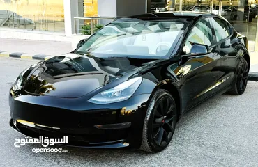  25 تيسلا 2023 model 3 فحص كامل اوتوسكور لون اسود ملوكي داخلي ابيض بحالة الوكالة للبيع بسعر لقطة ومحرووق